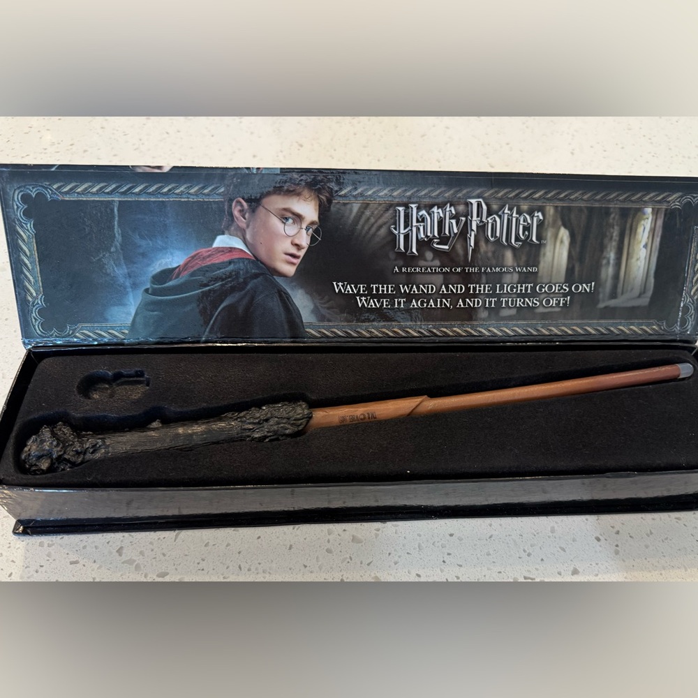 Harry Potter’s Wand Illuminating Tip 14” The Noble Collection Lights Up Battery